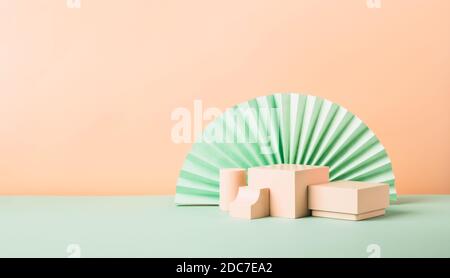 Moderno podio astratto forme geometriche carta arte elementi su pastello sfondo Foto Stock