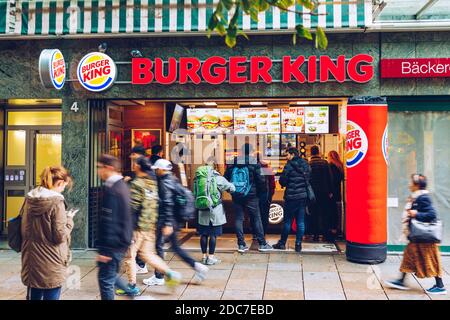 Stoccarda, Germania - 19 ottobre 2019: Ristorante fast food Burger King, molte persone di fronte alla catena di fast food. Il Burger King Corporation è o Foto Stock