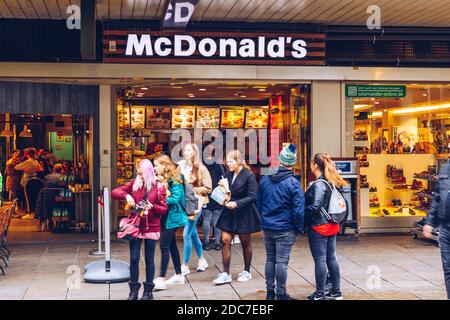 Stoccarda, Germania - 19 ottobre 2019: McDonald's fast food, molte persone di fronte alla catena di fast food. La McDonald's Corporation è la Foto Stock