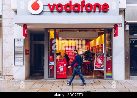 Stoccarda, Germania - 19 ottobre 2019: Vodafone è una multinazionale britannica di telecomunicazioni ed è una delle più grandi società di telefonia mobile del mondo Foto Stock