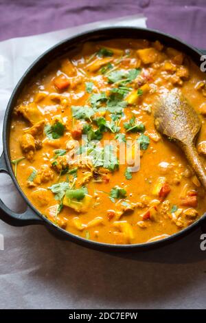 Tikka masala di pollo con peperoni rossi e chutney di mango Foto Stock