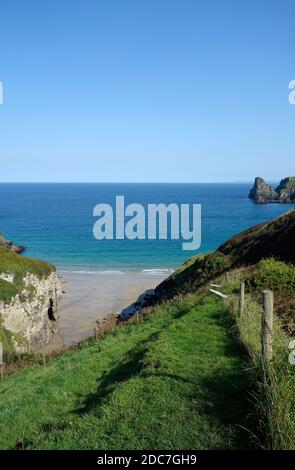 Bossiney Haven Beach & Cove, North Cornwall, Inghilterra, Regno Unito nel mese di settembre Foto Stock