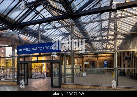 Cartello 'Welcome to Leicester' in Leicester Railway Station, Leicester, Inghilterra Foto Stock