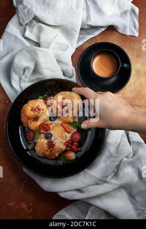 Fritelle dolci tradizionali per la colazione a Venezia. Dolci italiani Foto Stock