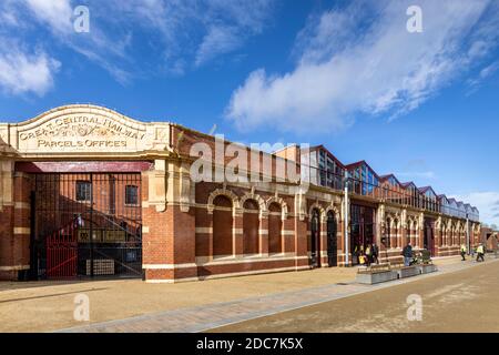 L'ex stazione ferroviaria centrale di Leicester su Great Central Street, ora una pista da bowling Lane 7 con bar e un campo da Street food. Foto Stock