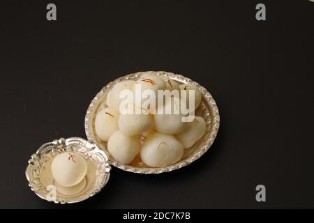 Famoso rasgulla dessest indiano / rosogulla / roshogulla servito in piatto d'argento / ciotola Foto Stock