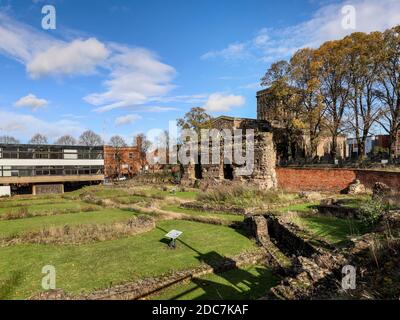 Jewry Wall bagni Romani, con Jewry Wall e San Nicola Chiesa dietro, Leicester Foto Stock