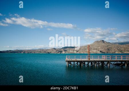 Molo dei traghetti sul lago chiamato Lago General Carrera nella piccola città di Puerto Ibanez in Cile. Patagonia cilena vista del lago glaciale acqua contro la montagna Foto Stock