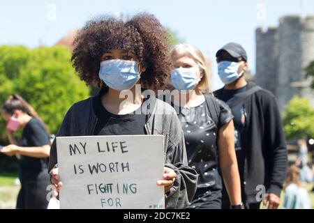 Gli studenti tiene in mano un BLM Black Lives Matter La pace marciano per le strade di Canterbury Foto Stock