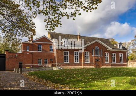La Grande Sala del Castello di Leicester. La facciata della c1695 nasconde una sala costruita nel XII secolo. L'edificio e' classificato di grado I. Foto Stock