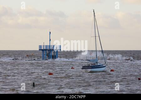 Herne Bay, Kent, Regno Unito. 19 Novembre 2020: Tempo nel Regno Unito. L'impennata delle maree sulla costa del Kent settentrionale a Herne Bay, con l'alta marea primaverile e i venti a nord, produce un'impennata di acqua che copre il braccio del porto mentre le difese delle inondazioni sono chiuse. Credit: Alan Payton/Alamy Live News Foto Stock