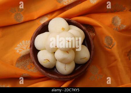 Famoso rasgulla dessest indiano / rosogulla / roshogulla servito in piatto d'argento / ciotola Foto Stock