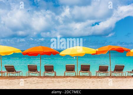 Sedie da spiaggia e ombrelloni sfondo vacanza Foto Stock