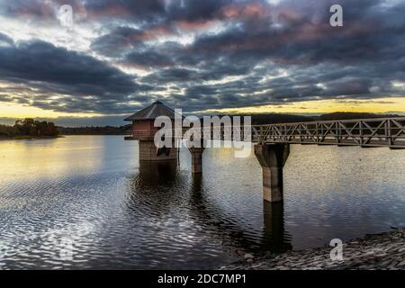 Vista sul lago artificiale di Cropston e la torre di prelievo e il gantry al tramonto, Leicestershire, Inghilterra Foto Stock