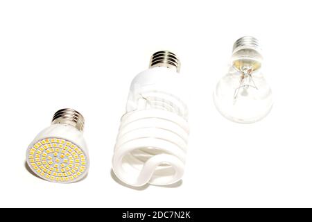 Diverse lampadine a LED e lampade fluorescenti compatte con Dimensione della base a vite maschio E27 su una lampada sfondo Foto Stock