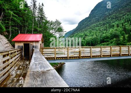 passerella escursionistica sul lungomare nel parco Foto Stock