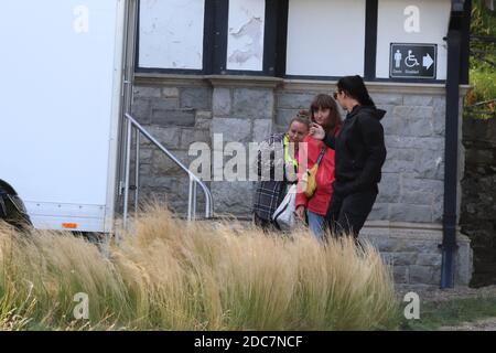 Incoronazione Street cast Sam Aston e Gemini Winter filmando scene di funivia a Happy Valley Great Orme Llandudno North Wales Credit: Mike Clarke Foto Stock