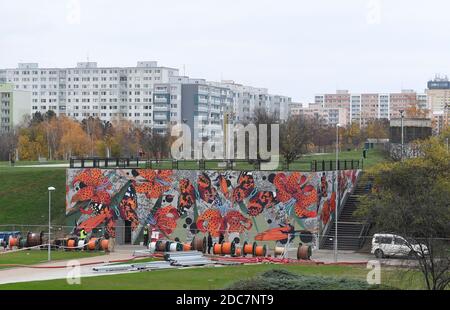 Praga, Repubblica Ceca. 19 Nov 2020. L'artista Ondrej Vyhnanek (non sulla foto) presenta la sua nuova opera di arte murale 'Flora e Fauna' che decorano la ricostruita linea rossa della stazione della metropolitana Opatov uscita di emergenza a Praga, Repubblica Ceca, giovedì 19 novembre 2020. Credit: Michal Krumphanzl/CTK Photo/Alamy Live News Foto Stock