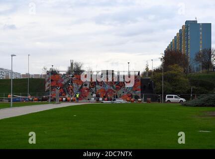 Praga, Repubblica Ceca. 19 Nov 2020. L'artista Ondrej Vyhnanek (non sulla foto) presenta la sua nuova opera di arte murale 'Flora e Fauna' che decorano la ricostruita linea rossa della stazione della metropolitana Opatov uscita di emergenza a Praga, Repubblica Ceca, giovedì 19 novembre 2020. Credit: Michal Krumphanzl/CTK Photo/Alamy Live News Foto Stock