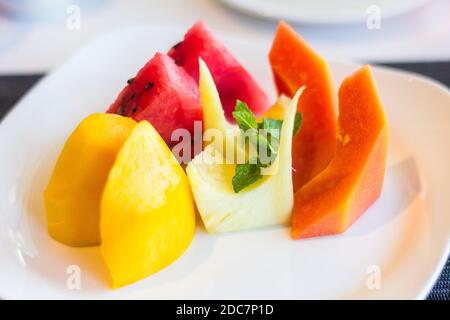Vassoio di frutta presso un ristorante a buffet dell'hotel a Davao City, Filippine Foto Stock