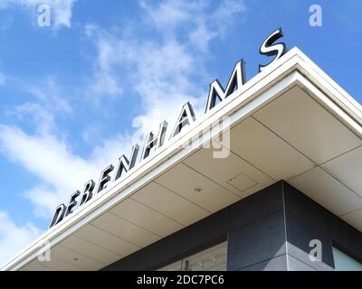 Guardando su un cartello di Debenhams su un ramo chiuso Del negozio di Rugby Foto Stock