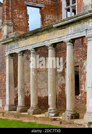 Colonne di pietra nelle rovine di Houghton House un palazzo Vicino Ampthill nel Bedfordshire Inghilterra Regno Unito Foto Stock