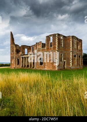 Cielo tempestoso e nuvole drammatiche sopra le rovine di Houghton Casa un palazzo vicino Ampthill nel Bedfordshire Inghilterra Regno Unito Foto Stock