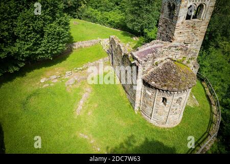 Abbazia di S. Pietro in Vallate sec. XI, Piagno di Cosio Valtellino, Valtellina (IT), Aerial Foto Stock