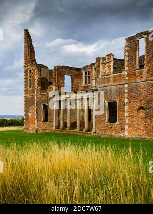 Cielo tempestoso e nuvole drammatiche sopra le rovine di Houghton Casa un palazzo vicino Ampthill nel Bedfordshire Inghilterra Regno Unito Foto Stock