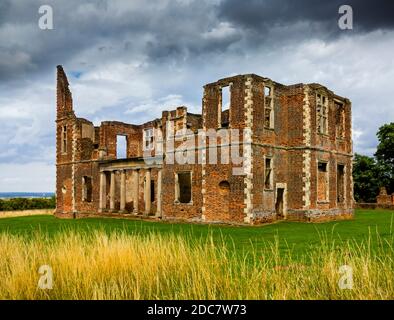 Cielo tempestoso e nuvole drammatiche sopra le rovine di Houghton Casa un palazzo vicino Ampthill nel Bedfordshire Inghilterra Regno Unito Foto Stock