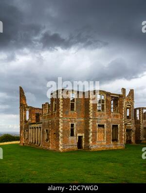 Cielo tempestoso e nuvole drammatiche sopra le rovine di Houghton Casa un palazzo vicino Ampthill nel Bedfordshire Inghilterra Regno Unito Foto Stock