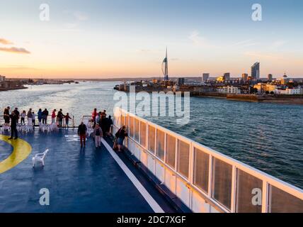 Passeggeri su un traghetto che guarda al lungomare di Portsmouth Hampshire England UK nel Solent in una serata estiva. Foto Stock