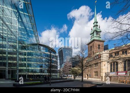 Vista obliqua dell'elevazione sud da sud est. I muscoli Walkie Talkie al centro del telaio, con l'atrio smaltato di Foster & Partners Foto Stock