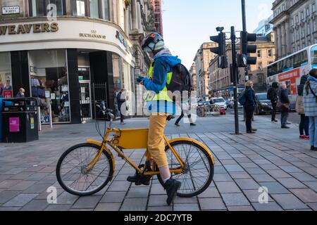 Glasgow, Scozia, Regno Unito. 19 novembre 2020. Regno Unito Meteo. Un ciclista in via Buchanan. Credito: SKULLY/Alamy Live News Foto Stock