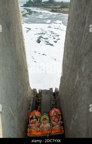 Nuova Delhi, India. 19 Nov 2020. Scorcio di un fiume Yamuna fortemente inquinato attraverso uno stretto varco dell'over-bridge. UNO spesso strato di schiuma tossica galleggia sul fiume Yamuna vicino alla diga di okhla e a Nuova Delhi, Yamuna è uno dei fiumi più inquinati del mondo. Credit: SOPA Images Limited/Alamy Live News Foto Stock