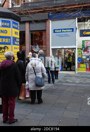 Glasgow, Scozia, Regno Unito. 19 novembre 2020. Le code formatesi per un posto di shopping dell'ultimo minuto prima che Glasgow si prepari ad entrare nella lockdown Covid livello 4. Credito. Douglas Carr/Alamy Live News Foto Stock