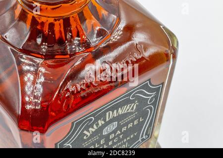 KIEV, UCRAINA - 01 NOVEMBRE 2020: Studio primo piano di bottiglia Jack Daniels singolo Barrel Seleziona Tennessee Whiskey primo piano. E' il più alto selli Foto Stock