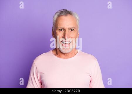 Primo piano ritratto del suo bello attraente felice fortunato allegro uomo dai capelli grigi allegro buona reazione di notizie isolato su brillante vivido brillare vibrante Foto Stock