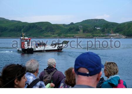 La gente sul traghetto Caledonian MacBrayne Carvoria, ferried attraverso il suono di Kerrera all'isola di Kerrera dalla terraferma scozzese Foto Stock