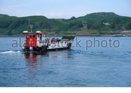 La gente sul traghetto Caledonian MacBrayne Carvoria, ferried attraverso il suono di Kerrera all'isola di Kerrera dalla terraferma scozzese Foto Stock