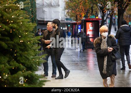 Londra, Regno Unito, 19 novembre 2020: Nonostante il blocco dell'Inghilterra e il tempo piovoso alcune persone vanno vetrina-shopping o utilizzare Click and Collect nel West End di Londra. Le finestre del grande magazzino Selfridges sono un'attrazione per i passanti. Anna Watson/Alamy Live News Foto Stock