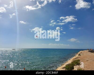 Paracadute sul mare in estate soleggiato tempo. Foto Stock