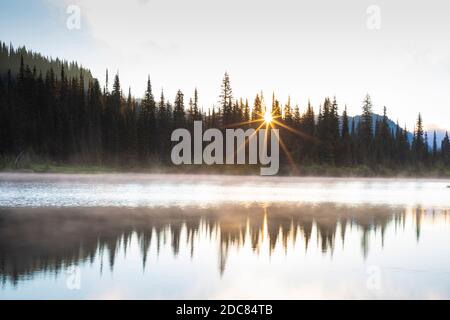 WA18252-00...WASHINGTON - Alba e nebbia ai laghi di Reflection nel Parco Nazionale di Mount Rainier. Foto Stock