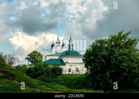 Antica Chiesa dell'ingresso a Gerusalemme e Pyatnitskaya Chiesa, Suzdal. Vista dalla collina in estate in una giornata nuvolosa. Foto Stock