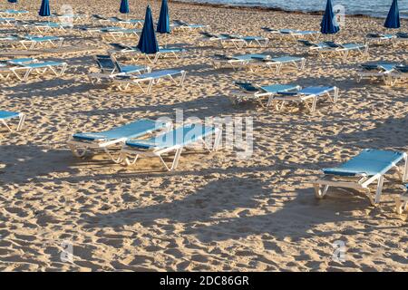 Spiaggia vuota con lettini e ombrelloni a Benidorm, Spain.Travel e vacanze concept.Summer Paradise resort background. Foto Stock