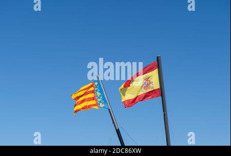 Bandiera spagnola e bandiera della Comunità Valenciana che ondola nel vento, Porto di Valencia. Foto Stock