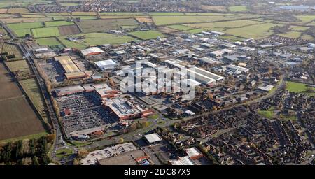 Vista aerea del Clifton Moor Center (e parte del Clifton Moor Retail Park in primo piano), lato nord di York, Regno Unito Foto Stock