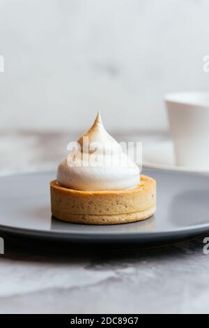 Una varietà di dolci fatti in casa su un marmo leggero sfondo Foto Stock