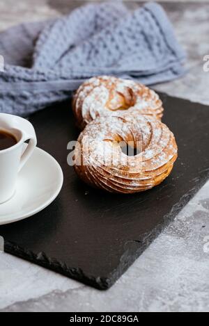 Una varietà di dolci fatti in casa su un marmo leggero sfondo Foto Stock