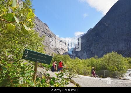 Il ghiacciaio Briksdal, una delle braccia più accessibili del ghiacciaio Jostedalsbreen, con un cartello che ne indica la posizione nel 1920. Foto Stock